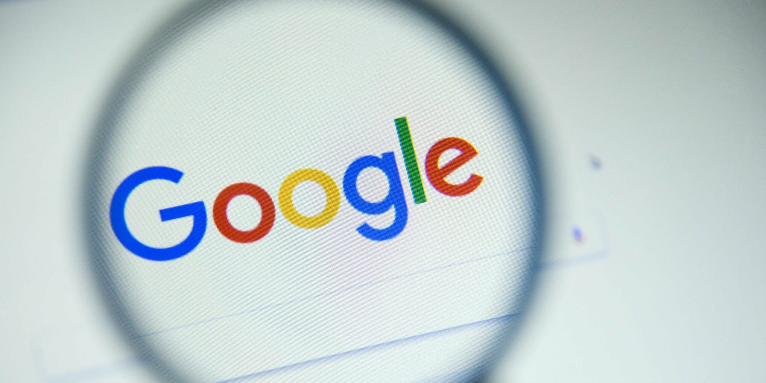 la mise à jour de Google de septembre 2023, ses impacts sur le SEO, et les ajustements clés à apporter pour maintenir la visibilité et le classement de votre site, tout en s’adaptant aux nouveaux algorithmes et aux exigences d’optimisation modernes.