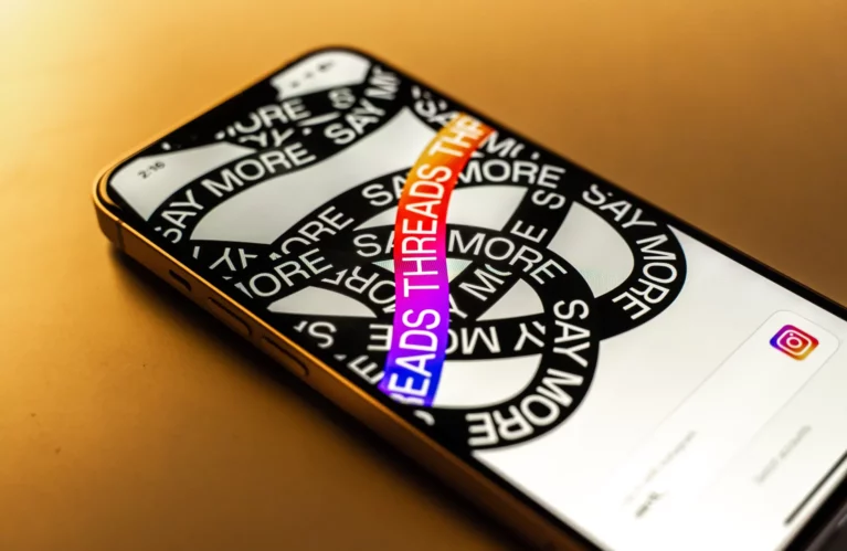 les tests de recherche par mots-clés sur Instagram Threads en Australie et en Nouvelle-Zélande, visant à améliorer la découvrabilité des contenus et à offrir une expérience de recherche plus fluide et précise aux utilisateurs.