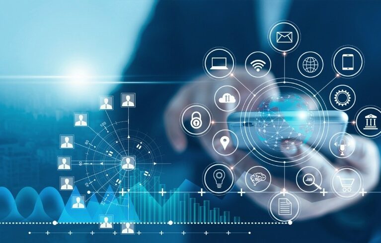 le consommateur connecté est au cœur du monde numérique, en raison de sa capacité à interagir en temps réel, de son rôle dans l'évolution des comportements d'achat et de sa demande croissante d'expériences personnalisées.