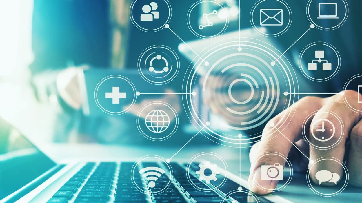 comment développer une stratégie digitale efficace pour la distribution, en utilisant des outils comme le e-commerce, le marketing numérique, le CRM, et la logistique optimisée pour améliorer la gestion de la chaîne de distribution et atteindre un public cible plus large.