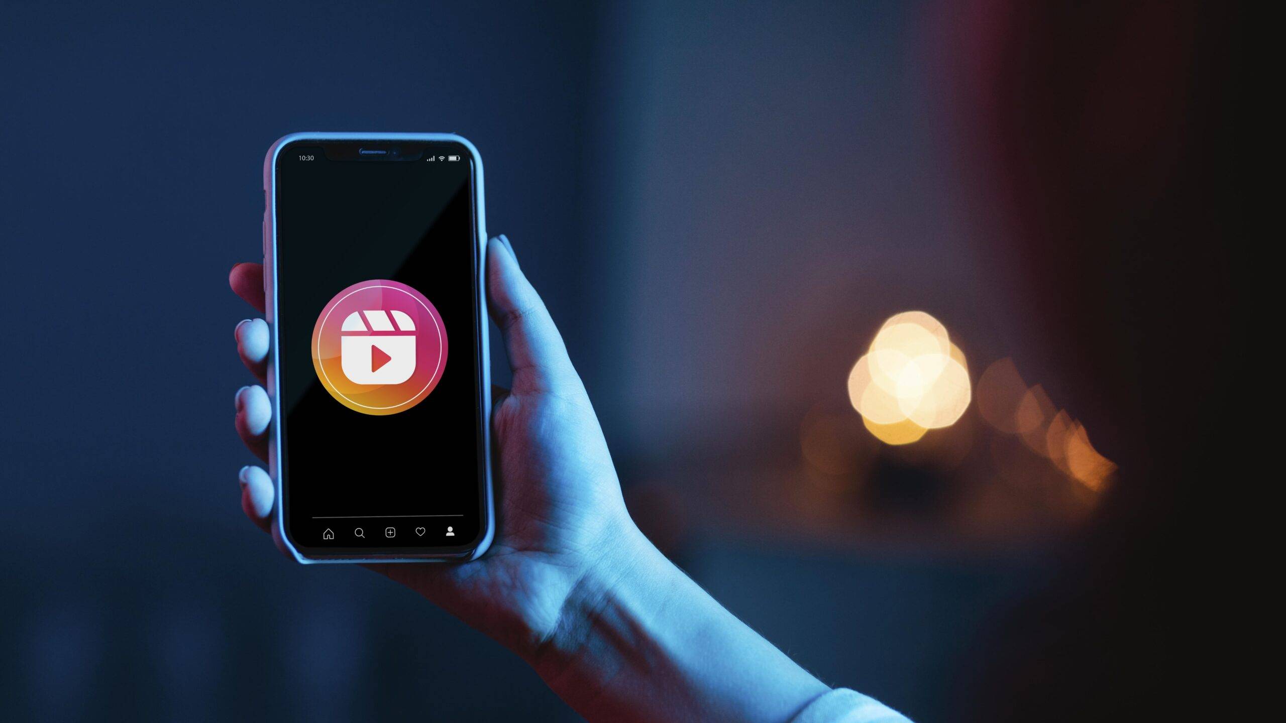 Smartphone affichant un Reel Instagram avec interactions visibles, illustrant une stratégie de marketing digital pour augmenter la visibilité et l’engagement.