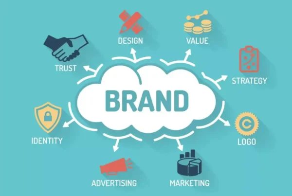 Professionnel développant son personal branding sur LinkedIn depuis un ordinateur, illustrant la construction d’une marque personnelle et d’une présence digitale forte
